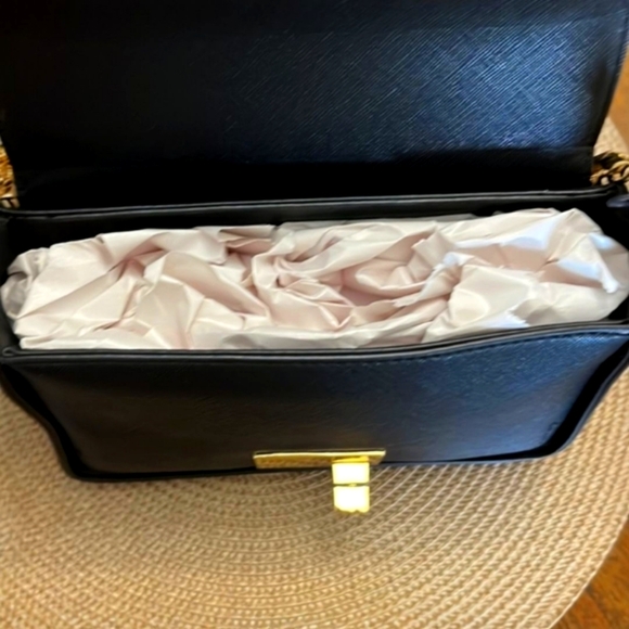 ✨NWT Steve Madden Black BMatty Crossbody Structured Hardbody w/Gold Chain Detail - Picture 6 of 13